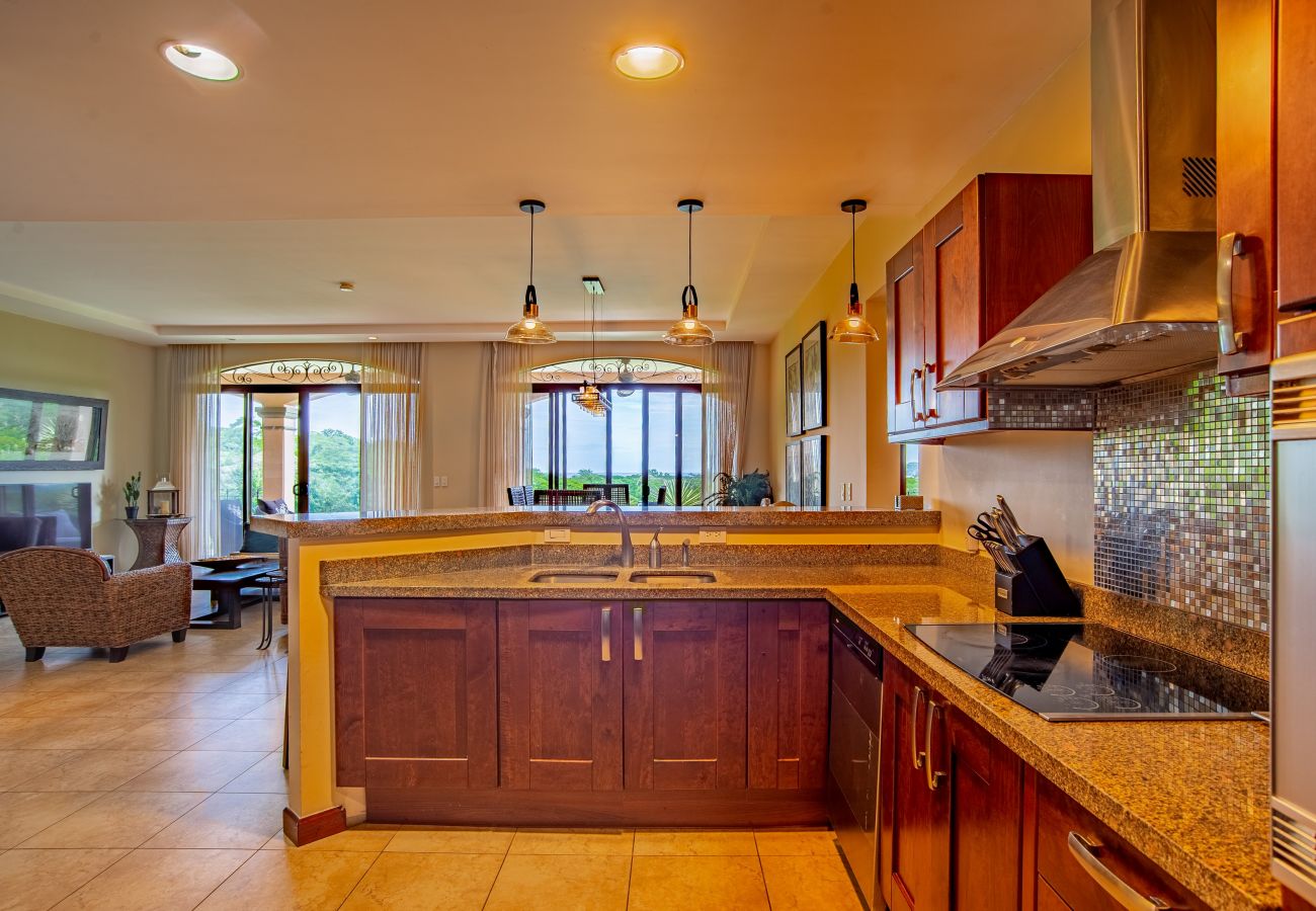 Residencial en Cabo Velas - Spacious 2BR Condo w/ Ocean Glimpse | Jobo | Reserva Conchal Golf Resort