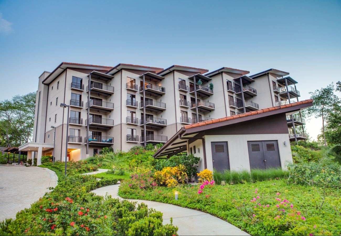 Residencial en Cabo Velas - Spacious 2BR Condo w/ Partial Ocean View | Roble Sabana | Reserva Conchal